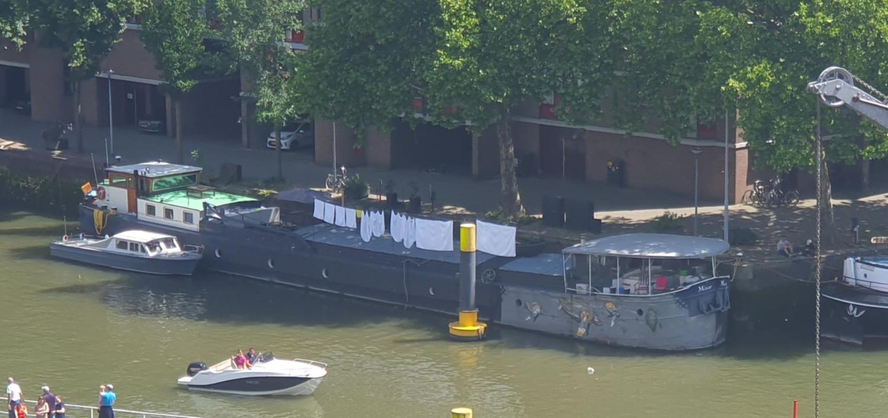 Houseboat Botel