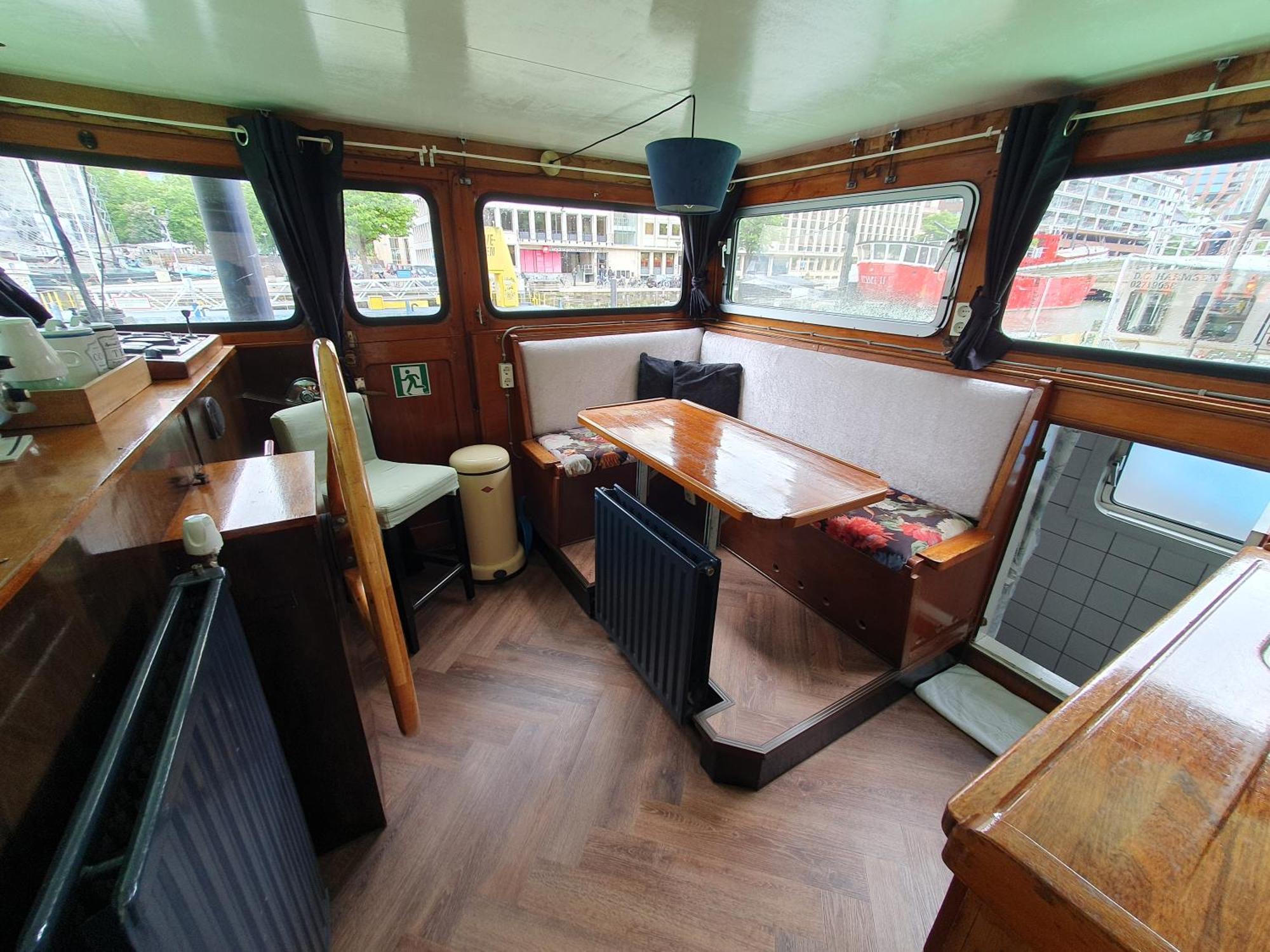 Houseboat Botel