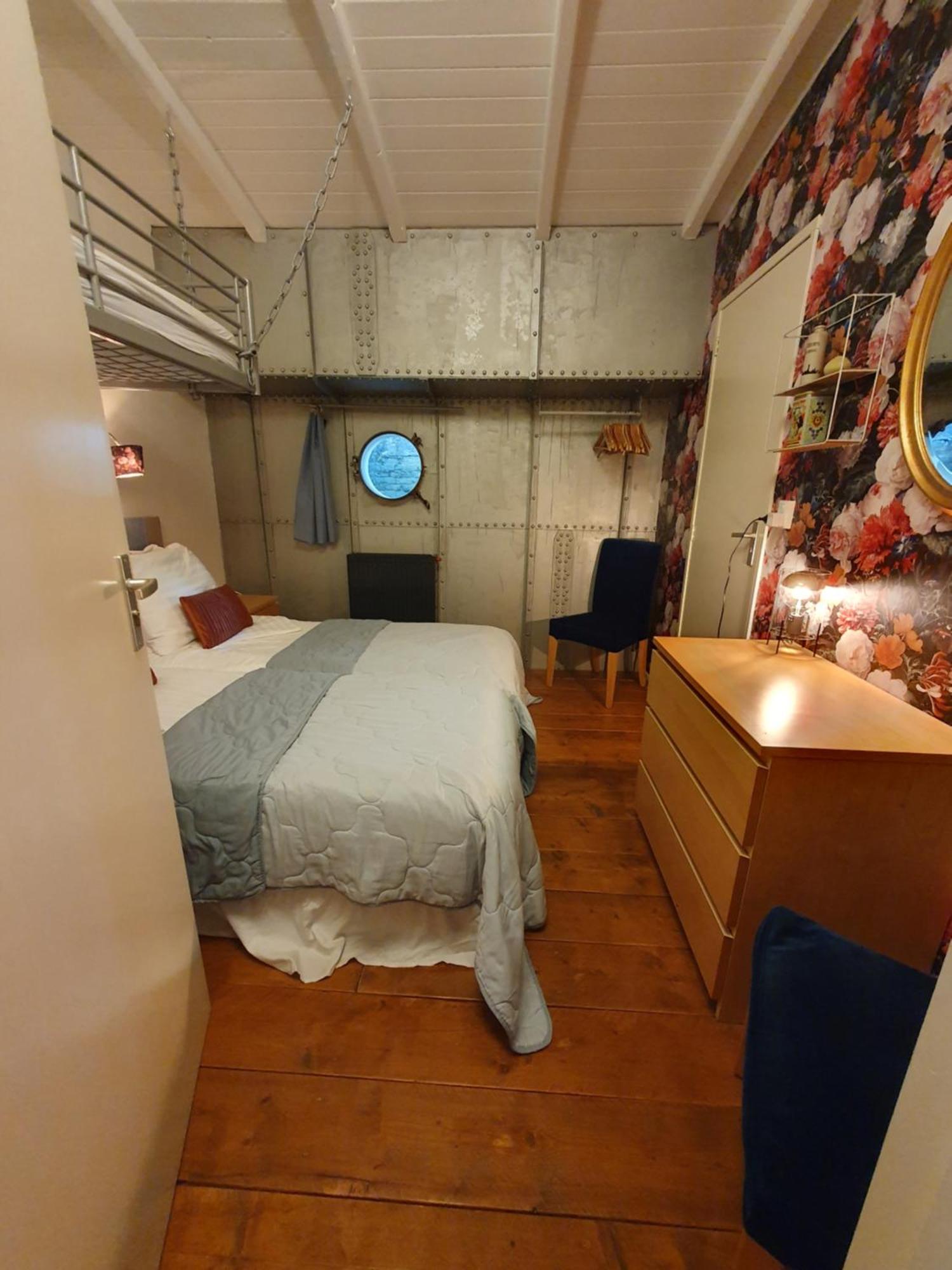 Houseboat *