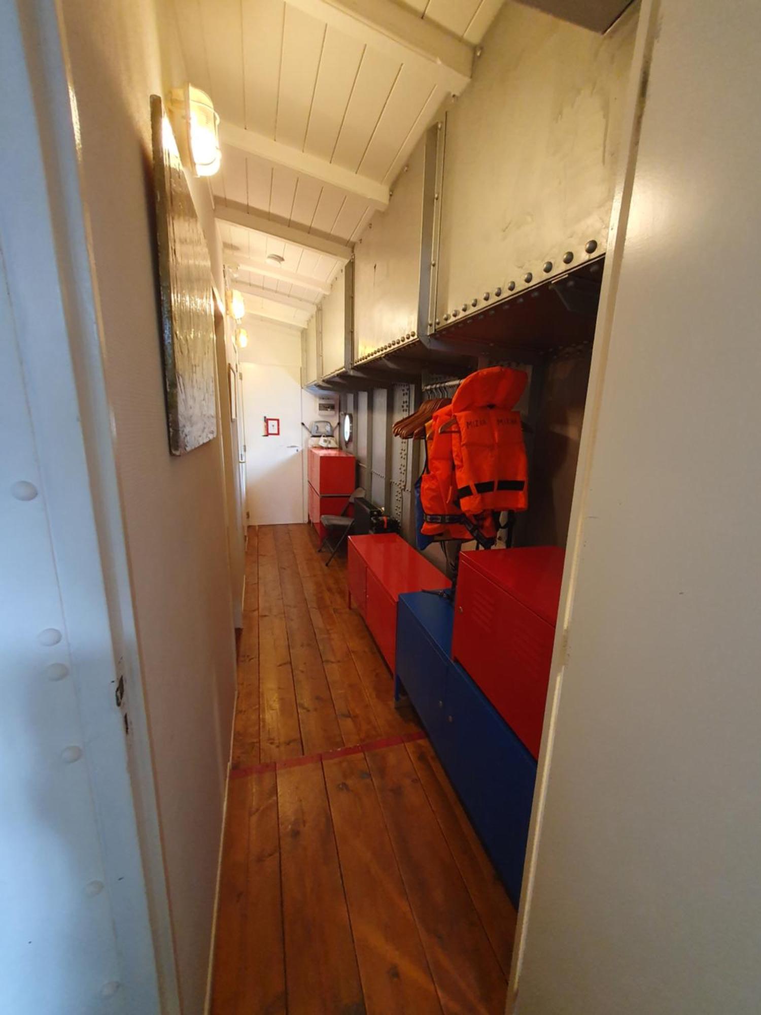 Houseboat *